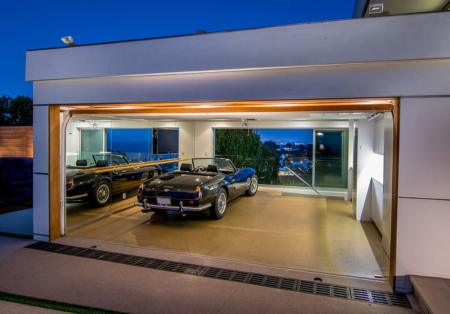 Resort-style swimming pool at the Modern Pacific Palisades Event Estate overlooking the Pacific Ocean