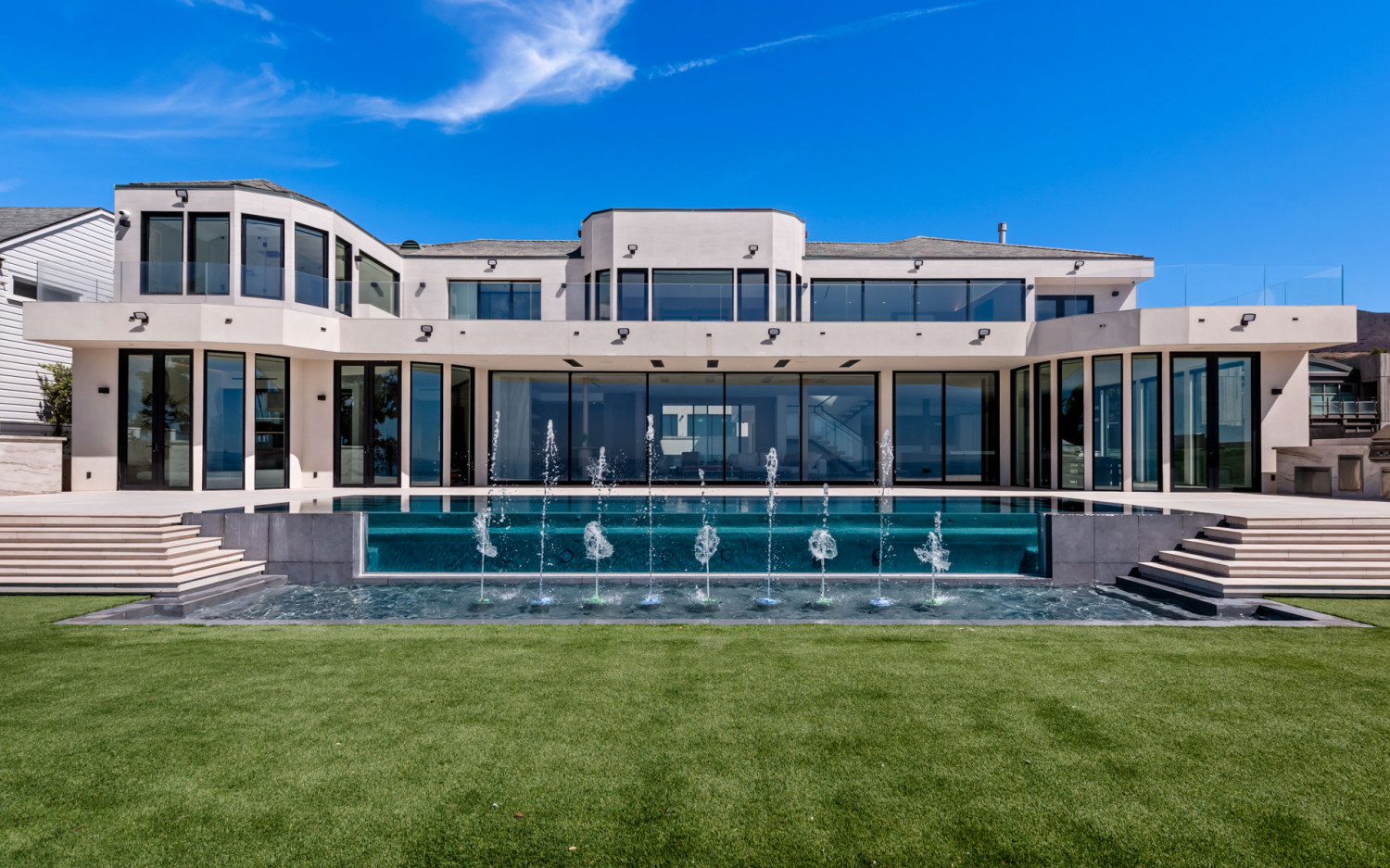 Contemporary Malibu beachfront estate featuring an infinity pool and seamless indoor-outdoor living.