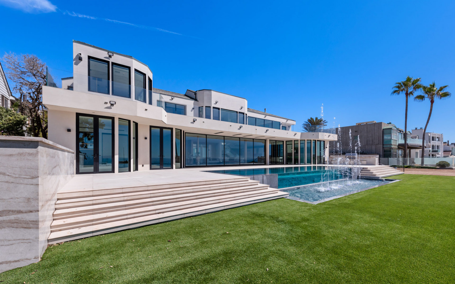 Contemporary Malibu beachfront estate featuring an infinity pool and seamless indoor-outdoor living.