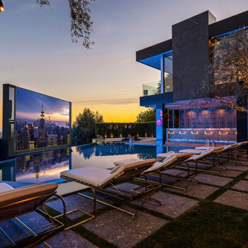 Modern Los Angeles private estate featuring an infinity pool, outdoor cinema screen, luxury lounge seating, and panoramic city views, ideal for corporate events, executive retreats, and private celebrations.