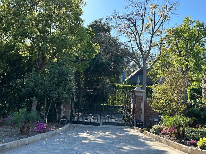 Private Security Gate at Luxury Pasadena Estate
